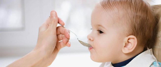 الأخطاء الشائعة عند ادخال الطعام لفم الرضيع