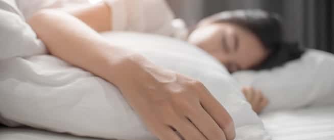 النوم مع وجود الإضاءة يزيد من وزن النساء !