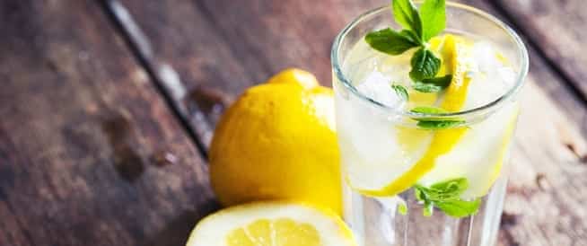 هل يسبب الماء الدافئ والليمون تساقط الأسنان ؟
